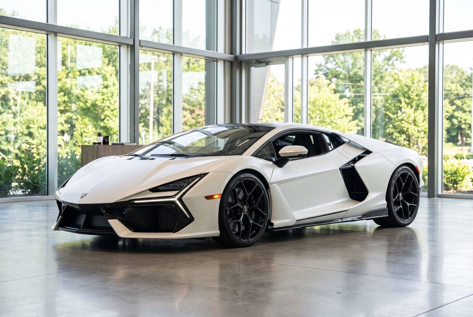 Weißer Lamborghini Revuelto von schräg vorne im Ausstellungsraum.