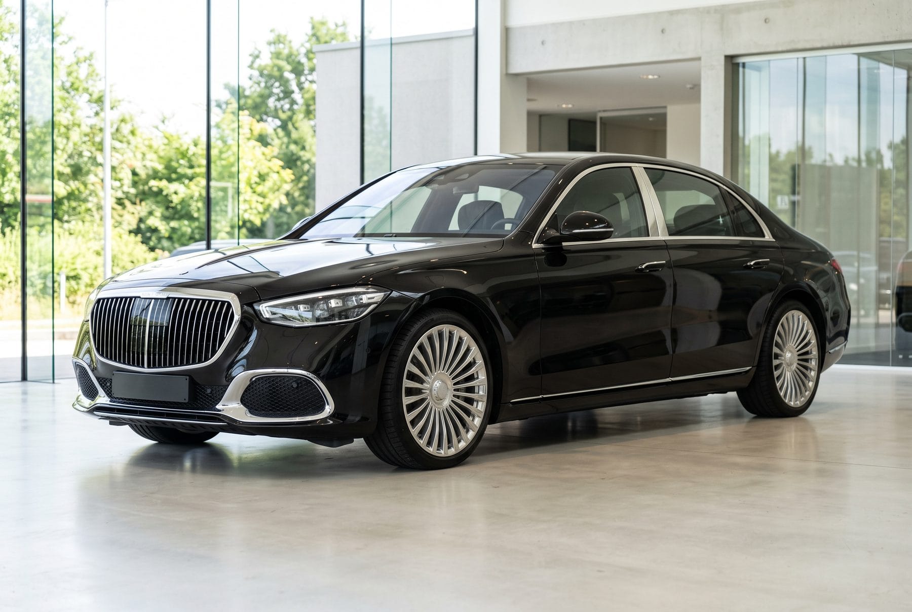 Schwarze Mercedes-Maybach Limousine von schräg vorne im Ausstellungsraum.